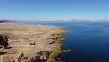 La sequía amenaza la subsistencia de familias indígenas que viven en el lago Titicaca
