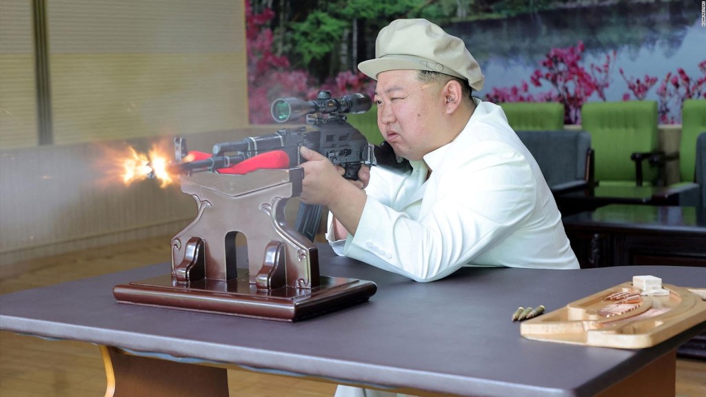 Mira a Kim Jong Un exhibir su producción de armas
