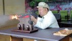 Mira a Kim Jong Un exhibir su producción de armas