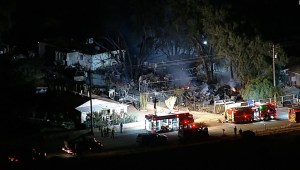 Choque de helicópteros en medio de un incendio deja tres muertos