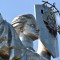 Símbolo soviético cambia por el tridente ucraniano en emblemático monumento