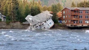 Una casa se derrumba por las inundaciones en Alaska