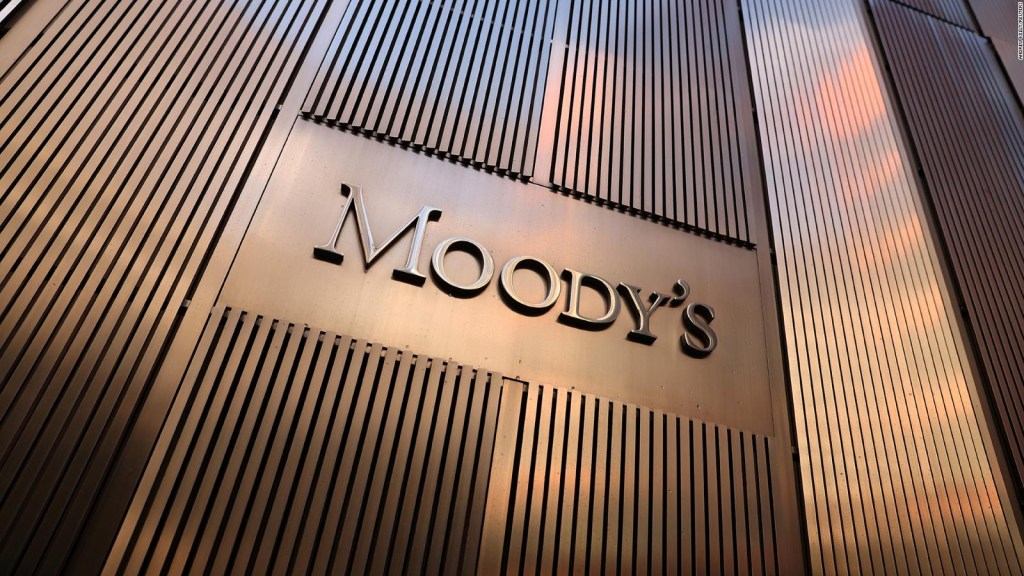 ¿Cómo afecta que Moody's baje calificación a bancos?