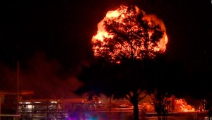 Autoridades investigan las causas de la explosión en una fábrica de pinturas en Texas