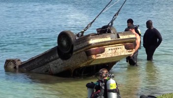 Autoridades investigan 30 vehículos hallados en un lago en Florida