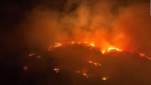 Dron capta la extensión de un incendio forestal en Maui