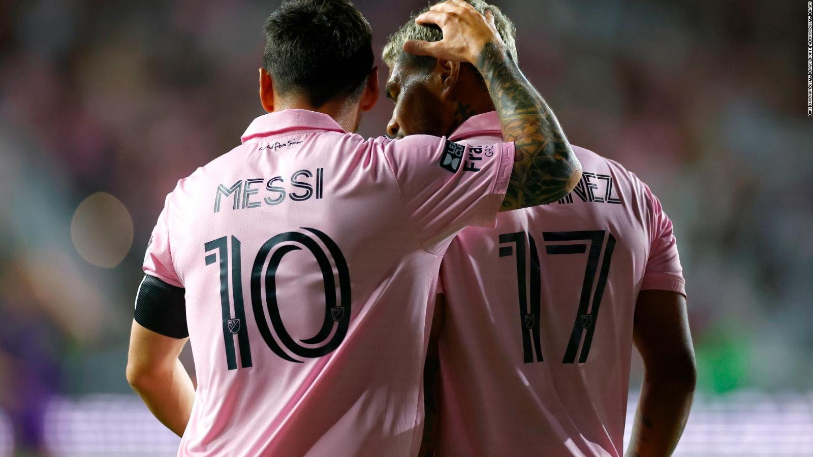 Lionel Messi y Josef Martínez se abrazan tras un gol del Inter Miami.