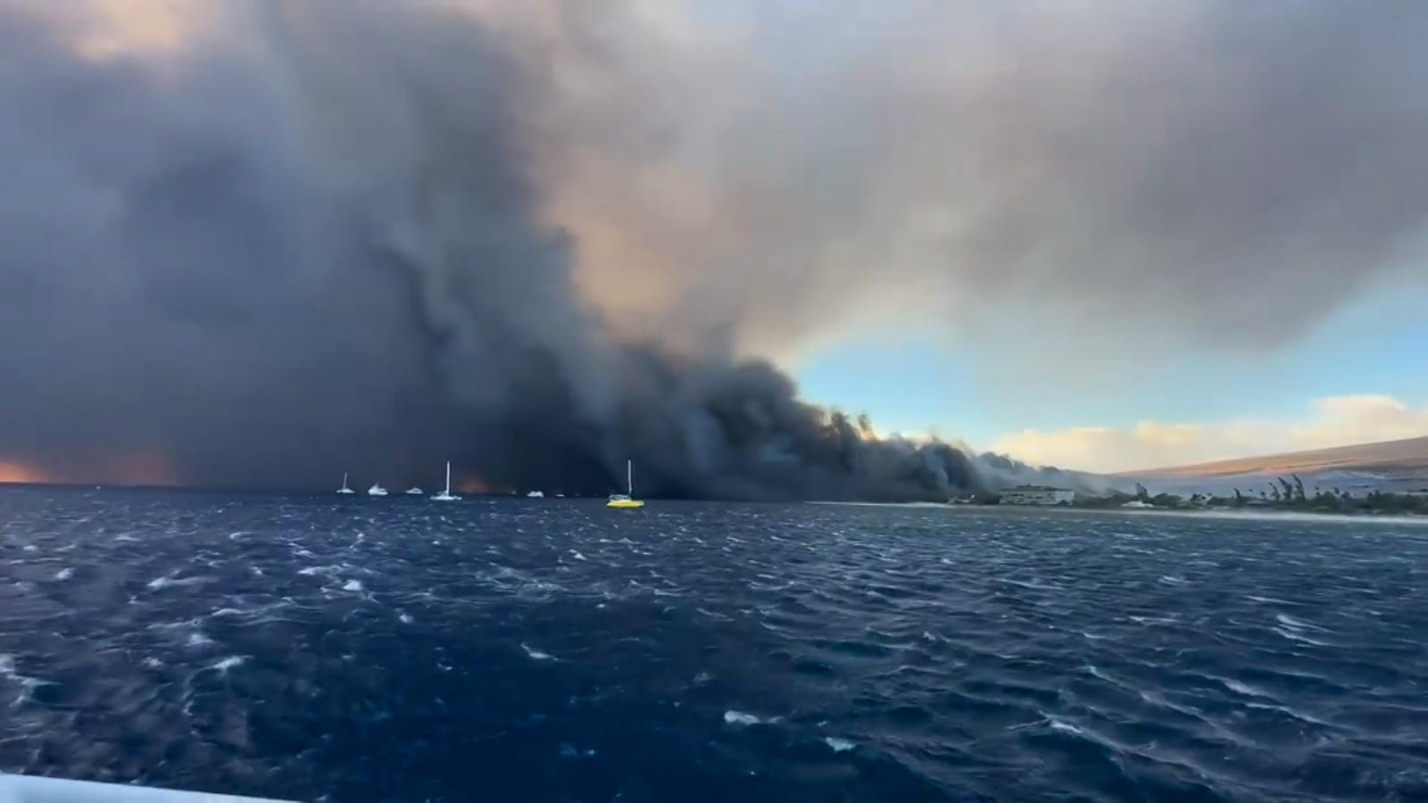 La tragedia de Hawai se refleja en las impresionantes columnas de humo