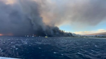 Así son las columnas de humo de los incendios en Maui