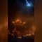 La perspectiva nocturna de los incendios forestales en Maui desde un avión