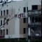 Mira el video del misil ruso impactando con hotel en Ucrania