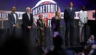 Pau Gasol y Dwyane Wade reaccionan tras entrar al Salón de la Fama de la NBA
