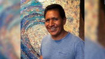 Artista latino perdió su galería por los incendios en Maui