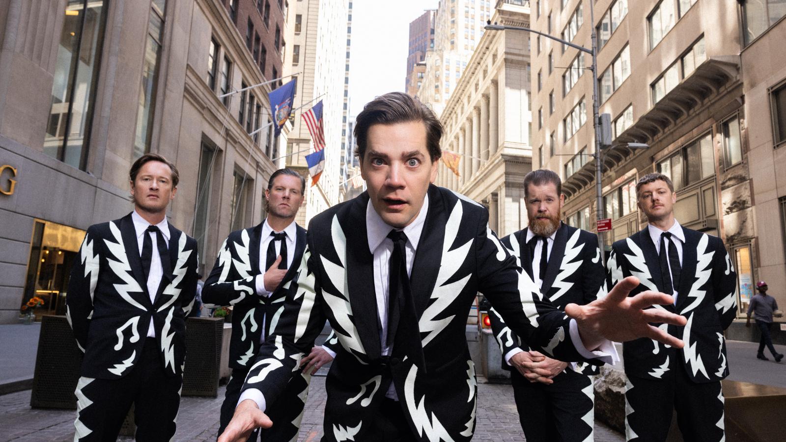 The Hives Presenta Nuevo Material Discográfico Tras Una Década Video