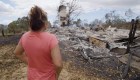 Residente de Maui recorre su casa destruida por los incendios