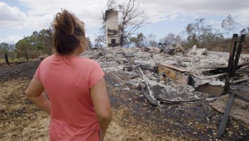 Residente de Maui recorre su casa destruida por los incendios