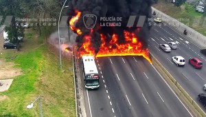 Un autobús se incendió en una avenida de la capital argentina