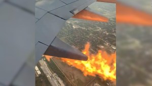 Video registra cómo sale fuego del motor de un avión