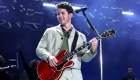 Nick Jonas no pierde la compostura tras una caída en el escenario