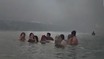 Familia quedó atrapada durante horas en el océano para salvarse de los incendios