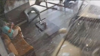 Video captura la imagen de un auto chocando contra la pared de una peluquería
