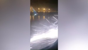 El ala de un avión golpea el suelo durante un aterrizaje forzoso