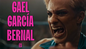 Gael García Bernal sube al ring pero no sin antes revisar su maquillaje