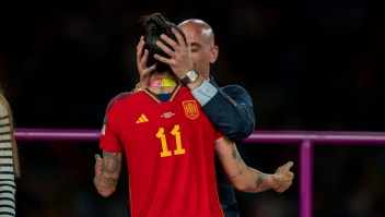 Hermoso recibe un beso de Rubiales tras la final del Mundial femenino 2023. (Crédito: Noe Llamas/Sipa USA/AP)