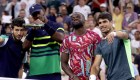 El jugador del Miami Heat Jimmy Butler visita a las figuras del tenis en el Abierto de EE.UU.