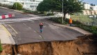 Imágenes de un socavón en Chile que deja a un edificio al borde del colapso