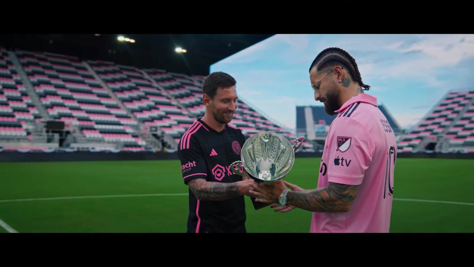 Maluma rinde homenaje a Lionel Messi en su nuevo video musical