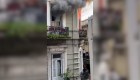 El momento en que una mujer escapa de un edificio en llamas en Buenos Aires