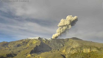 Volcán Nevado del Ruiz emite cenizas