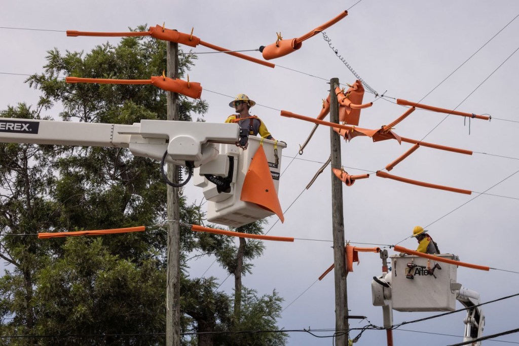 Trabajadores de Pike Electric fortifican las líneas eléctricas en Clearwater, Florida, el martes 29 de agosto. (Foto: Adrees Latif/Reuters)