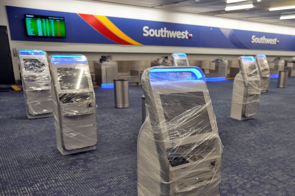 Los quioscos en el mostrador de boletos de Southwest Airlines están cubiertos con envoltorios protectores en el Aeropuerto Internacional de Tampa el 29 de agosto. Todos los vuelos desde el aeropuerto fueron cancelados ese día. (Foto: Chris O'Meara/AP)
