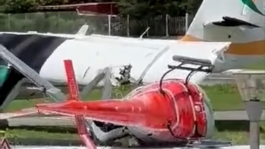 Mira este impresionante choque de una avioneta con un helicóptero