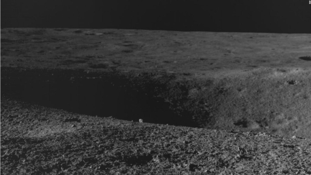 El rover de la misión Chandrayaan-3 capta un cráter en la Luna