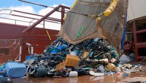 Un buque extrae miles de residuos plásticos del océano
