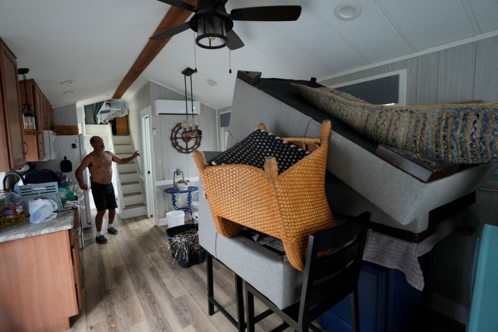 Muebles amontonados dentro de la casa de Victor Cassano en Suwannee, Florida, mientras se prepara para la esperada llegada del huracán Idalia el 29 de agosto. (Foto: Rebecca Blackwell/AP)