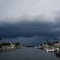 Se ven a la distancia nubes de tormenta acumulándose sobre un canal en Port Richey, Florida, el martes 29 de agosto. (Foto: Chris Urso/Tampa Bay Times/ZUMA)