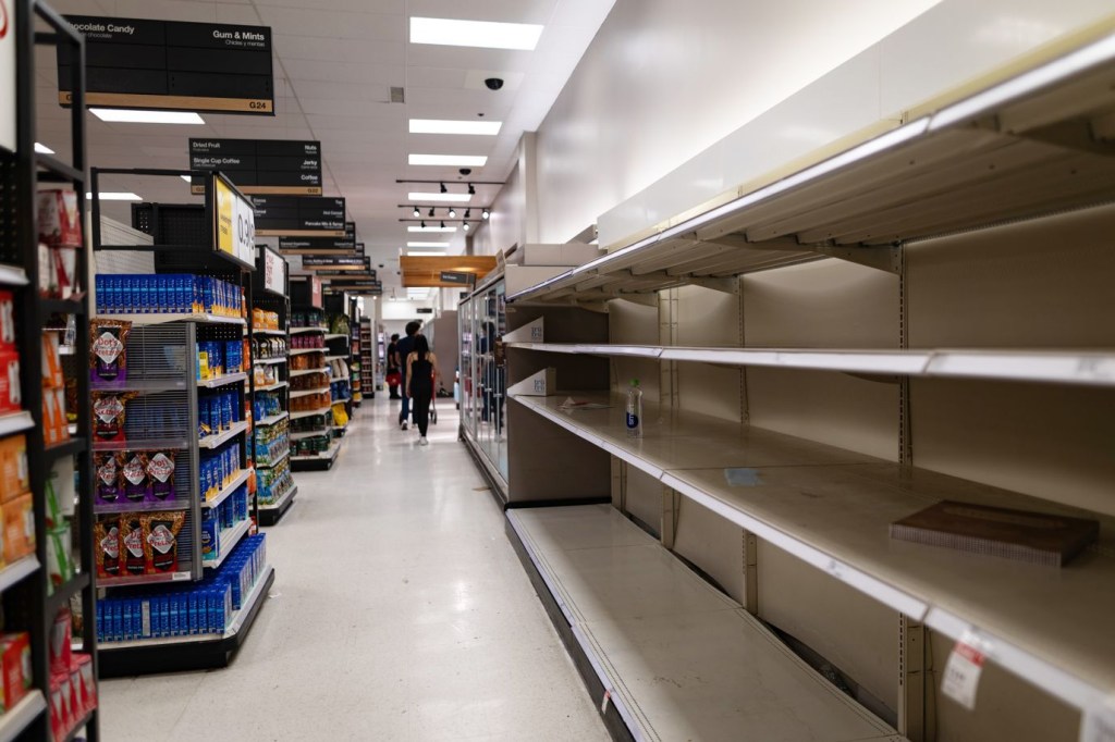 Estantes vacíos en una tienda Target antes de la llegada del huracán Idalia en Gainesville, Florida, el 29 de agosto. (Foto: Christian Monterrosa/Bloomberg/Getty Images)