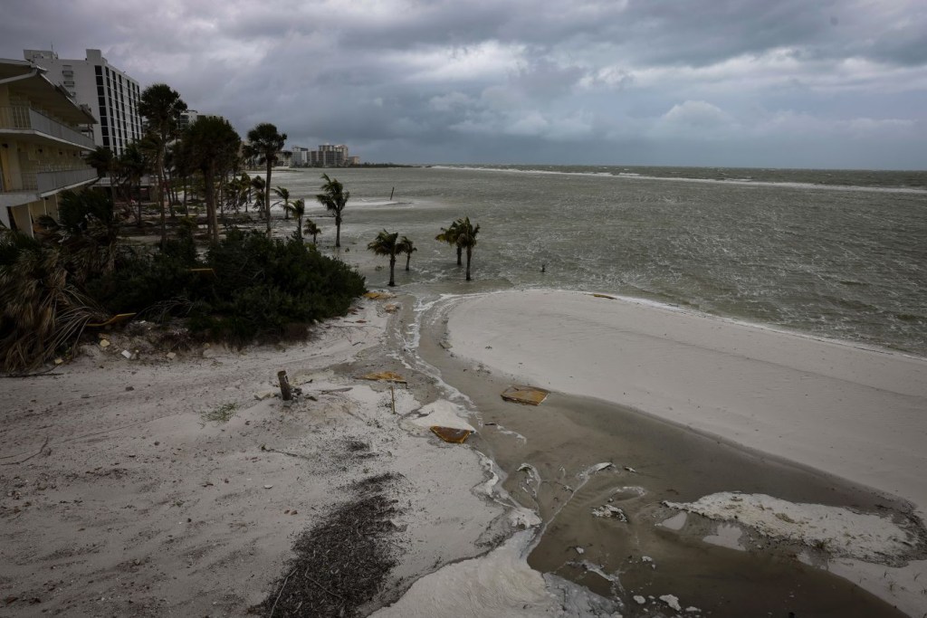 Fort Myers Beach durante la marea alta antes del huracán Idalia el 29 de agosto. (Foto: Eva Marie Uzcategui/Bloomberg/Getty Images)