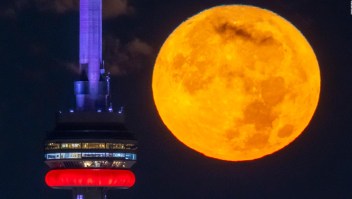 Superluna azul deslumbra al mundo, no será vista hasta 2037