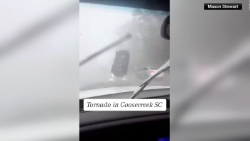 Tornado hace volar un coche por la carretera