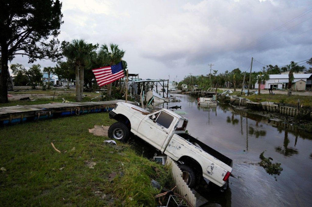 Una camioneta se encuentra a medio camino de un canal en Horseshoe Beach el 30 de agosto. (Foto: Rebecca Blackwell/AP)