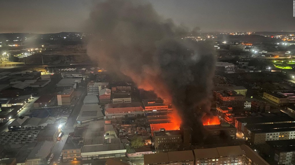 Decenas de muertos en un incendio en Johannesburgo