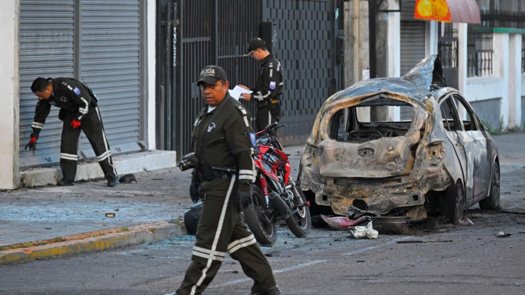 Explosión de autos en Quito son ataques terroristas, dice el Gobierno