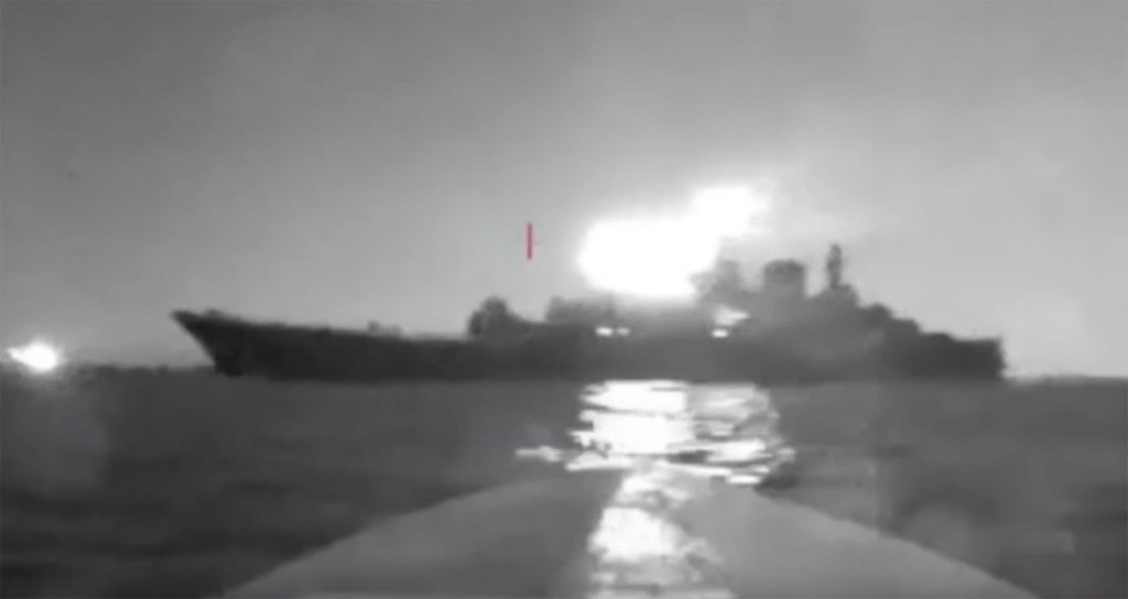 Una fuente ucraniana informó a CNN que el Servicio de Seguridad de Ucrania y la Armada ucraniana llevaron a cabo el viernes un ataque contra buques de guerra rusos en un puerto del mar Negro