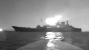 Una fuente ucraniana informó a CNN que el Servicio de Seguridad de Ucrania y la Armada ucraniana llevaron a cabo el viernes un ataque contra buques de guerra rusos en un puerto del mar Negro