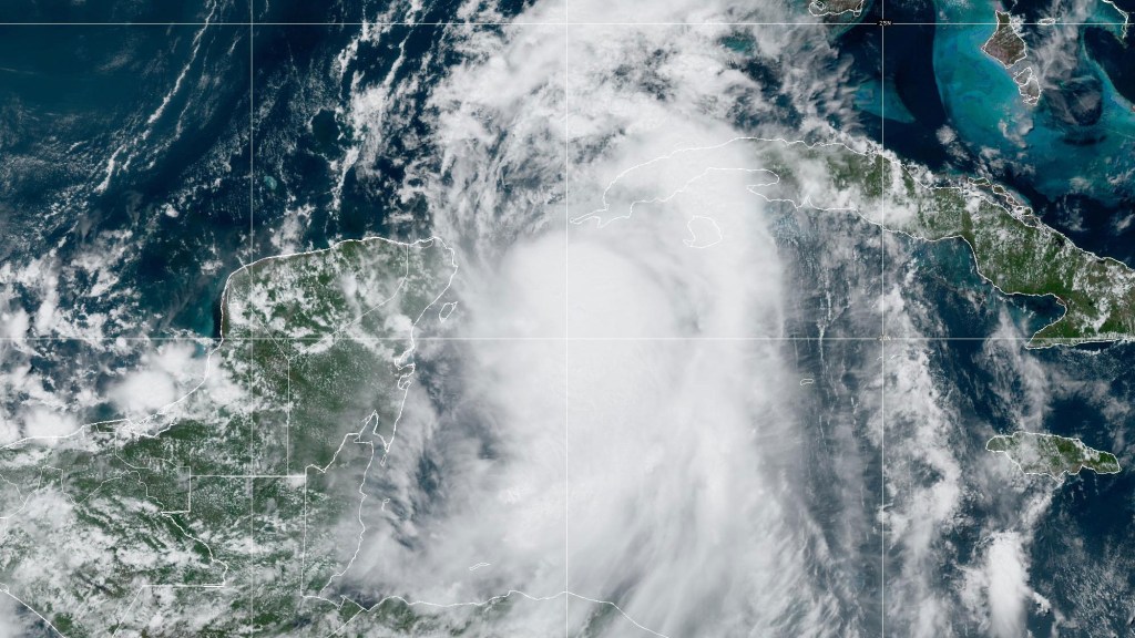 Idalia se ve cerca de Cuba en esta imagen satelital tomada a la 1:50 p.m. ET de este lunes. (Crédito: NOAA)